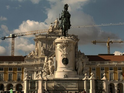 Estátua Do Rei José I Na Praça Do Comércio, Lisboa, Portugal. Embora o governo tenha implementado algumas reformas, como melhorias nas infraestruturas e iniciativas para fomentar a inovação, muitas pessoas sentem que essas mudanças não têm impacto direto no seu dia a dia. A modernização do país e o apoio ao empreendedorismo são frequentemente elogiados, mas a maioria dos cidadãos não vê essas melhorias a refletirem-se. O sentimento geral é de que as promessas de uma economia mais dinâmica e inclusiva são constantemente adiadas, sem que as reformas aconteçam a uma velocidade que acompanhe as necessidades da população