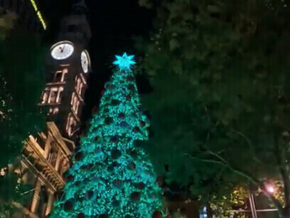 En Australia, la Navidad tiene ciertas similitudes con Argentina. Primero, es verano, por lo que la ciudad se “viste” de manera muy distinta a los países del hemisferio norte. Árbol de Navidad en Martin Place, 2019. Sídney, Australia