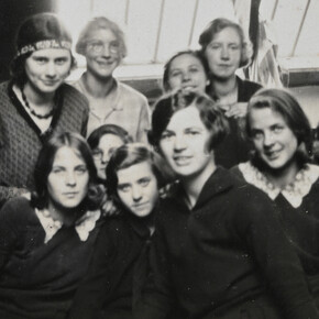 Groepsfoto vrouwelijke medewerkers van lampenatelier van Catharina Bogtman (detail), ca 
1930, particuliere collectie. Courtesy of Museum Het Schip