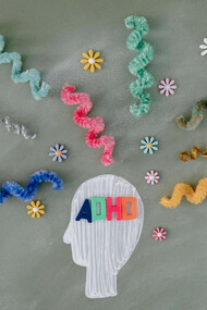 El TDAH es un trastorno neurobiológico que afecta la capacidad de atención y la regulación de impulsos, no una cuestión de falta de esfuerzo. En este sentido, desmentir mitos sobre el TDAH ayuda a fomentar una mayor comprensión y empatía hacia quienes viven con esta condición