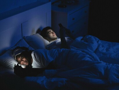 O celular, que muitas vezes é nosso companheiro de estudos, trabalho e lazer, também é o principal vilão do descanso. Ao manter a mente em constante estímulo (notificações, vídeos e redes sociais), ele impede o cérebro de relaxar. Mesmo depois de desligar a tela, o corpo ainda leva tempo para reduzir o nível de alerta. É como tentar dormir logo após uma corrida: o coração e a mente ainda estão acelerados