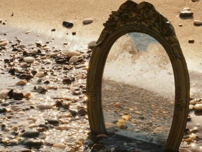 O espelho ou a superfície da água são utilizados para a adivinhação e para interrogar os espíritos, sendo que suas respostas são mostradas pelo reflexo. No Congo, os adivinhos utilizam esse procedimento salpicando o espelho (ou a superfície da água) com pó de caulim e os desenhos do pó branco, emanação dos espíritos, lhes dão a resposta