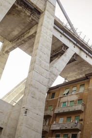 I palazzi sotto il ponte Morandi a Genova