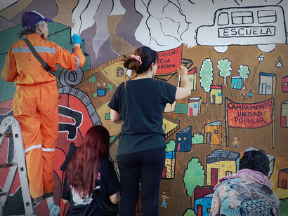 Finalmente, el mural propone que el territorio puede transformarse en un espacio de reparación donde convivan el duelo, la vida y la promesa de no repetición