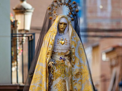 Statue de la Vierge Marie en procession traditionnelle