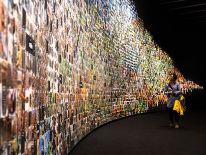 Trevor Paglen, fotografía de la instalación From 'Apple' to 'Anomaly'