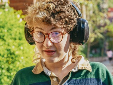 Può manifestarsi con difficoltà di concentrazione, iperattività e comportamenti impulsivi