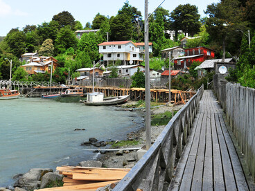 En cada uno de sus siete kilómetros de pasarela se escribe un relato distinto sobre cómo vivir sin domesticar el territorio, sin imponerle formas previas, sin extraerle sentido. Caleta Tortel, Aysén, Chile