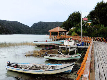 Caleta Tortel es uno de esos lugares. No se llega de paso. No se la atraviesa. Se la busca, se la alcanza. Caleta Tortel, Aysén, Chile