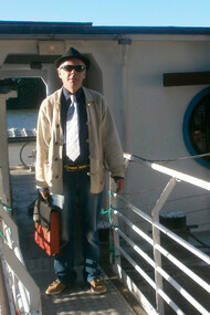 La Péniche Je sers, quai de la République, promenade François Mitterrand, réalisée en 2012 à Conflans-Sainte-Honorine dans les Yvelines, France