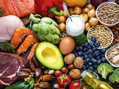 Tanto en las mujeres como en los hombres, los factores ambientales y de estilo de vida (tabaquismo, consumo excesivo de alcohol, obesidad y exposición a contaminantes ambientales) han sido asociados con menores tasas de fecundidad