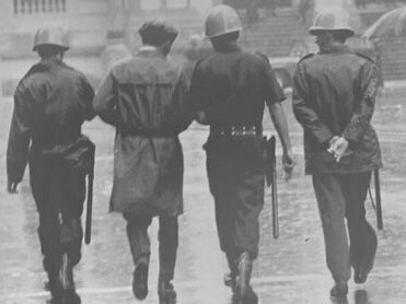 Polícia militar nas ruas do Brasil, anos 1970. A transformação do trauma histórico em objeto estético não está isenta de riscos. A exposição Horrores da Ditadura (2017) gerou controvérsia ao apresentar imagens explícitas de tortura sem contextualização adequada. Críticos apontaram o perigo da banalização do sofrimento através de sua estetização.
O crítico Paulo Herkenhoff foi enfático em sua análise para a Revista Cult (2017): "A arte não pode ser reduzida a um museu de horrores; seu papel é questionar, não chocar. Quando a violência é apresentada sem mediação crítica, corremos o risco de reproduzir, em outro registro, a desumanização que caracterizou o período ditatorial"