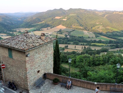 Montone è un affascinante borgo medievale situato sulle colline dell’Umbria, in provincia di Perugia. Montone, veduta dal borgo, Umbria, Italia