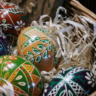 In molte culture veniva donato, decorato o sepolto come gesto propiziatorio, espressione di fertilità e auspicio di rinascita 