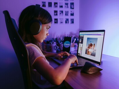 Criança viciada em telas. Entre os 8 e 12 anos, crianças começam a desenvolver autonomia e a construir conhecimentos de forma mais independente. Contudo, o uso excessivo de telas — seja para jogos, redes sociais ou acesso irrestrito à internet — pode incrementar comportamentos compulsivos e reduzir a motivação por atividades offline. A dependência digital pode dificultar a formação de relações interpessoais saudáveis e comprometer o desenvolvimento de habilidades socioemocionais essenciais para a vida em grupo

