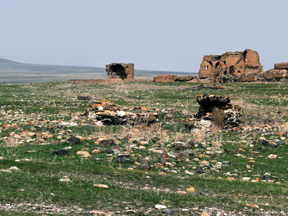 Aní es una antigua ciudad ubicada en la frontera con Armenia; hoy es una ciudad fantasma. Muro norte de Ani, a 48 km de Kars, Turquía