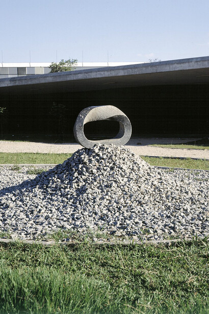 Hisao Ohara, Twisted stone (detail), 1985. Courtesy of São Paulo Museum of Modern Art