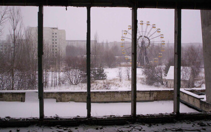 Edificio en ruinas en Pripyat, Ucrania. A lo largo de la historia, muchas ciudades han desaparecido, pero sus ruinas permanecen como testigos silenciosos del tiempo y la fragilidad humana