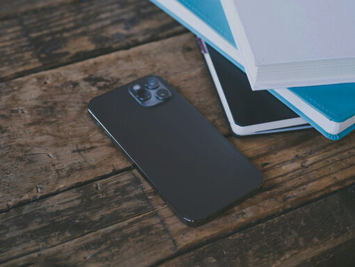 La fragmentación de su jornada, repartida entre múltiples funciones sin foco, convierte su trabajo en un proceso improvisado que nunca alcanza el nivel profesional que se espera de él