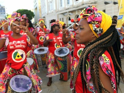 Carnaval de rua em Salvador. Essa tradição do Pré-Carnaval demonstra a paixão dos baianos pelo Carnaval e sua energia contagiante, transformando a cidade em um epicentro de alegria e celebração por um período ainda mais longo. É uma oportunidade única para os visitantes experimentarem a cultura vibrante e a hospitalidade calorosa de Salvador, além de vivenciarem a magia do Carnaval em sua plenitude