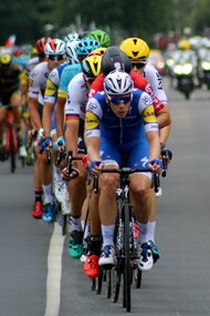 Une image si vivante qu'elle peut être qualifiée de photo animée, prise en 2017 des cyclistes au milieu du Tour en Dordogne, France 