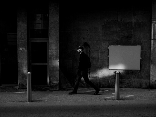 L’individu solitaire, ignoré et laissé pour compte dans une société où l'inaction des autorités laisse la place aux criminels