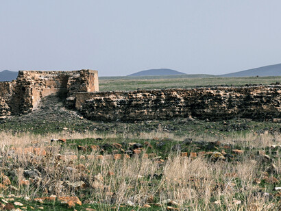 Contaba con tantos edificios religiosos que se la conocía como "la ciudad de las 1001 iglesias". Muro norte de Ani, a 48 km de Kars, Turquía
