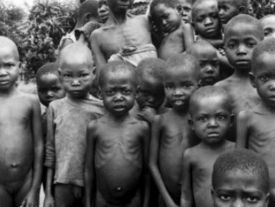 Niños africanos. Filmar en África significó adentrarse en escenarios extremos, donde la urgencia humanitaria se entrelazaba con la creación artística