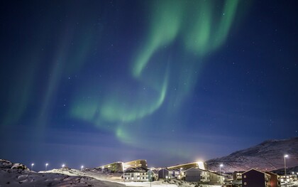 Il rapido scioglimento dei ghiacci in Groenlandia è alimentato principalmente dalle attività umane, in particolare dall’emissione di gas serra derivanti dalla combustione di combustibili fossili. Nella foto aurora boreale sulla capitale Nuuk, Groenlandia 