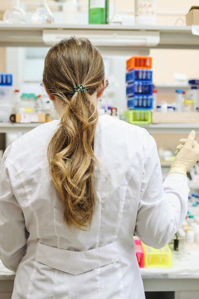 Laboratorios como Biomás recorren barrios varias veces por semana, entregan bidones y gestionan donaciones bajo la figura legal del altruismo