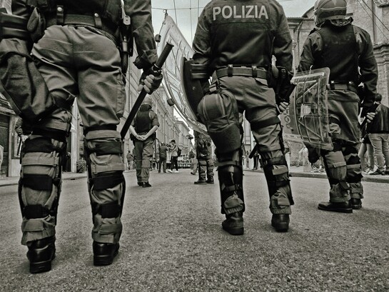 Gruppo di agenti di polizia in divisa antisommossa