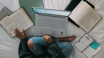 La inteligencia artificial ha dejado de ser una promesa del futuro para convertirse en una presencia activa que redefine nuestra forma de pensar, trabajar y aprender