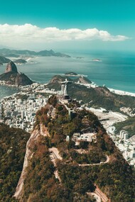 Vista aérea do Rio de Janeiro. Muito antes da chegada dos portugueses, a região da Baía de Guanabara já era habitada por povos indígenas, especialmente do tronco Tupi-Guarani. Os Tupinambás e os Tamoios viviam da pesca, da caça, do cultivo de mandioca e da coleta de frutos, em um sistema de vida baseado na relação com a natureza. Esses povos chamavam a região de “Guanabara”, que significa “seio do mar” em tupi, em referência à entrada da baía que hoje abriga a cidade. Era uma área estratégica por suas condições naturais de abrigo e abundância de recursos