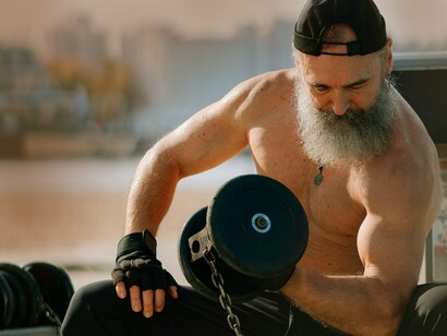 A prática regular de musculação também está associada a uma melhora significativa no humor e na saúde mental, combatendo sintomas de depressão e ansiedade, que infelizmente são muito comuns em pessoas mais velhas, mas que podem começar já na juventude