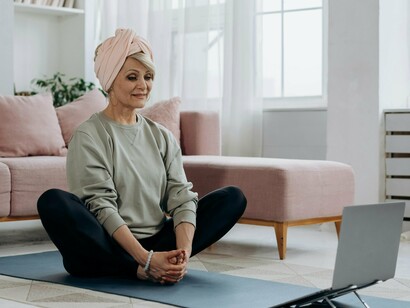 Os anos foram passando, e eu parei de praticar devido à falta de tempo ao retornar gradualmente para as atividades cotidianas. Até que em outubro de 2023, minha mãe me convidou para fazer uma aula experimental com ela em um estúdio próximo à nossa casa