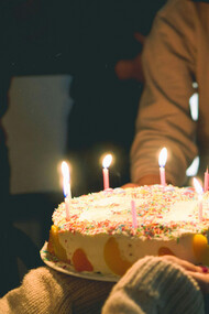 Bolo de aniversário típico dos anos 1990. no Brasil, lembro dos bolos do final dos anos 1980, início dos anos 1990, eram grandes e coloridos, tinham composição com massas simples, como o pão de ló, em duas camadas, possuíam uma camada de recheio e finalizavam com cobertura de chantili ou glacê