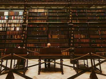 Fundado em 1837 por 43 imigrantes portugueses, o Real Gabinete nasceu com o propósito de promover a cultura, a educação e o intercâmbio intelectual entre a comunidade lusófona. Desde então, tornou-se um espaço de referência para estudantes, pesquisadores e amantes da literatura, reunindo um acervo vasto e raro, além de abrigar uma das mais impressionantes construções arquitetônicas da cidade