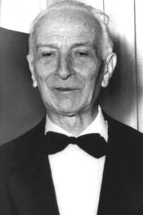 Stragi, repressioni e depistaggi: un labirinto costruito per perdersi, dove ogni verità appare colpevole ancor prima di essere detta. Nella foto Antonio Segni, Presidente della Repubblica Italiana dal 1962 al 1964