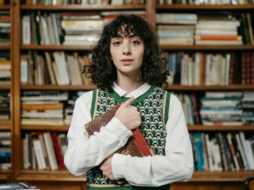 A inconstância vivenciada nas últimas décadas e o questionamento atual sobre a validade do conhecimento cientificamente construído, exige que a educação questione a sua função. Pois, se a humanidade está assumindo novas culturas, novos ideais e novos meios de pensar sobre a vida individual e social. Os problemas da educação “serão os problemas de hoje, examinados à luz da sabedoria do passado, a serviço do presente e do futuro”, como já dizia Teixeira (1998, p.100)
