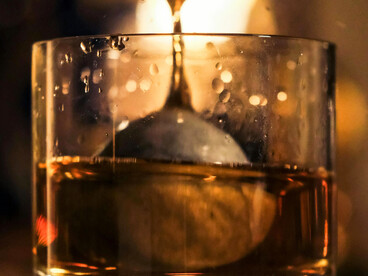 Cada whisky servido acompañó la evolución de la noche, como si el ámbar del trago afinara los sentidos al ritmo del saxofón