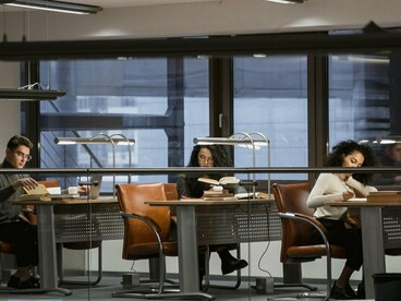 Creio que somente com a sociedade, famílias e escolas unidas seremos capazes de auxiliar nossos estudantes a se desenvolverem crítica e autonomamente. Estimular que os educandos se tornem agentes de seu próprio processo de aprendizagem é um caminho viável para possibilitar a aprendizagem ao longo da vida, sem tornar-se cliente das mais diversas empresas educacionais (e aqui entram também os inúmeros cursos oferecidos de modo online por qualquer um que se crê experto)