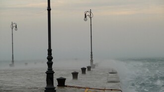 La Bora si manifesta sul Molo Audace, Trieste, Italia