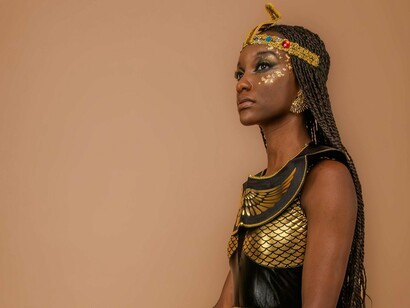 Quando viu seu livro terminado, ficou muito contente e satisfeito. Faltava apenas o título, mas as Musas mais uma vez lhe foram bastante gentis: o nome lhe foi revelado num dos vários sonhos “egípcios” que continuava a ter. Faria apenas mais uma revisão antes de enviar o material ao editor