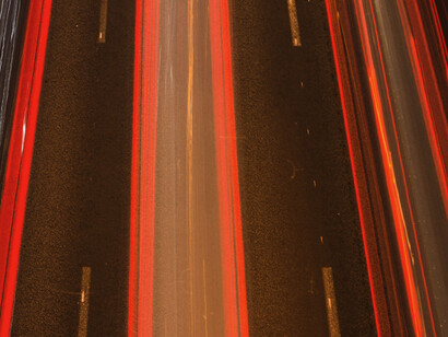 Elegir la lentitud también es permitir el aburrimiento, darle lugar y dejar que se instale sin miedo. Escribir, pasear, mirar por la ventana, estar en silencio: todo esto puede parecer aburrido bajo el imperativo de la productividad. Pero en realidad son actos de resistencia