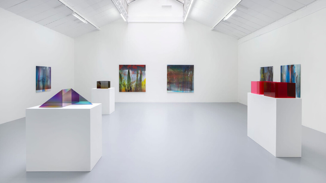 Larry Bell & Liam Everett, The field, exhibition view. Courtesy Larry Bell and Hauser & Wirth; Liam Everett and Mennour, Paris © Larry Bell, Adagp, Paris, 2025, © Liam Everett. Photo by Archives Mennour