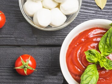 La parmigiana pugliese viene spesso gustata tiepida o a temperatura ambiente, come piatto conviviale da tavola estiva più che come portata opulenta