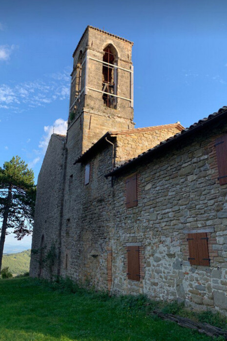 Leggende locali raccontano di presenze misteriose e passaggi segreti che si nasconderebbero tra le sue antiche mura. Castello di Castigione Aldobrando, Gubbio, Italia