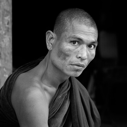 Burmeese monk in Myanmar, portrait ©  Vincent de Groot