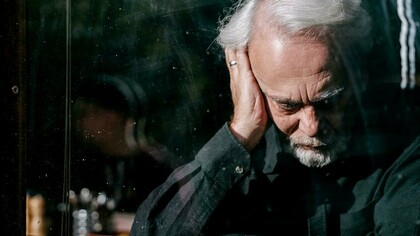Idoso solitário. A solidão não é apenas um estado emocional. Ela se manifesta no corpo por meio de uma série de respostas fisiológicas. O isolamento social prolongado ativa o eixo hipotálamo-hipófise-adrenal, aumentando os níveis de cortisol, o hormônio do estresse. Esse aumento, quando sustentado, pode levar a distúrbios como hipertensão, redução da imunidade, distúrbios do sono, inflamações crônicas e até alterações no funcionamento cardiovascular e cognitivo