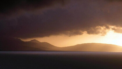 Nubes oscuras sobre la Isla de Rum,Lochaber, en las Tierras Altas de Escocia
